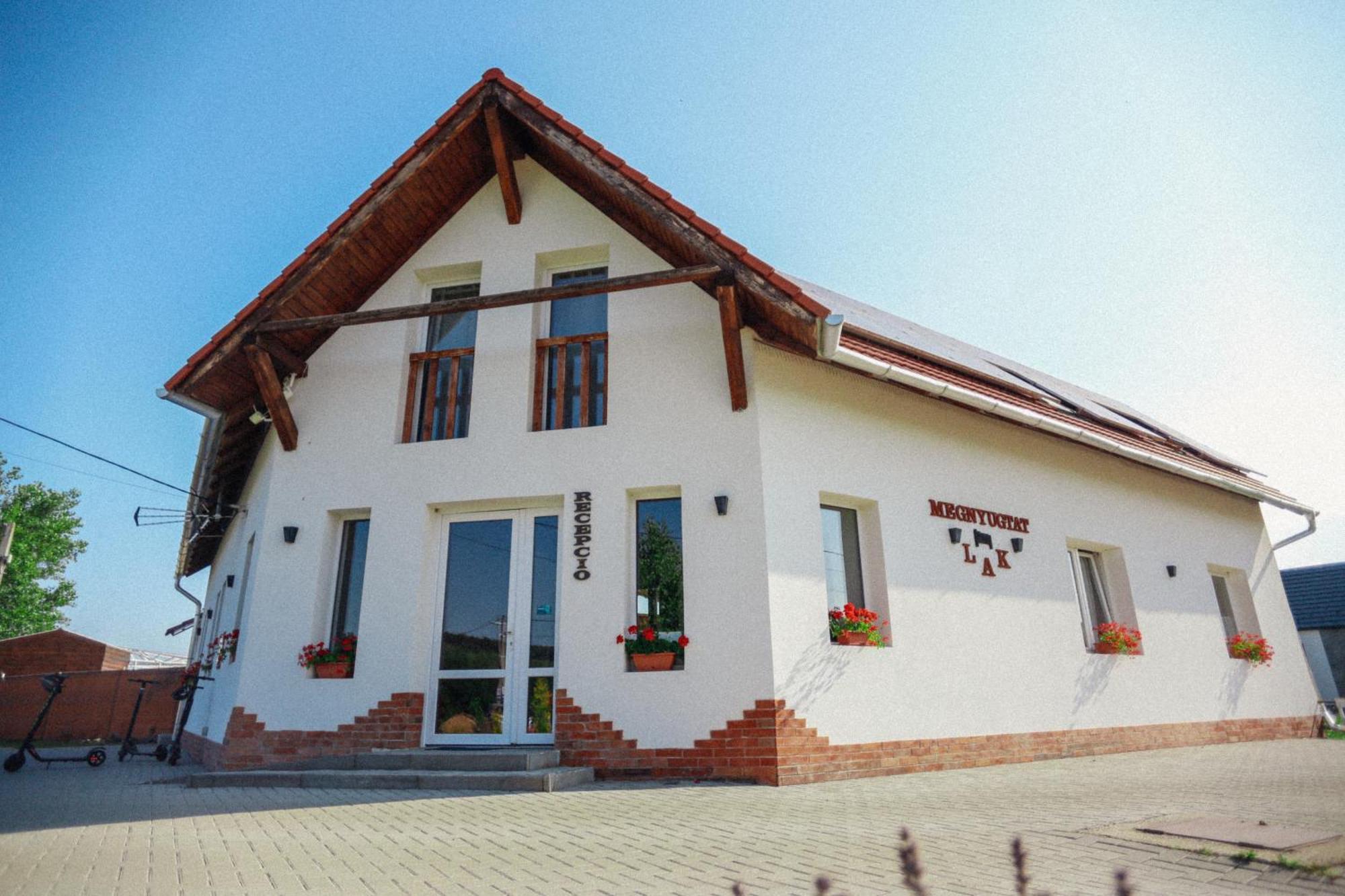 Megnyugtat-Lak Apartmanhaz Demjen Exterior photo